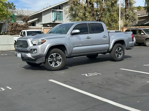 Used 2018 Toyota Tacoma TRD Sport w/ Technology Package image 1