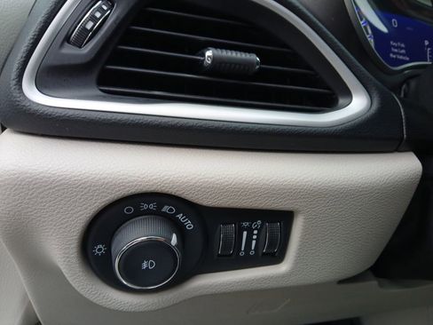 Used 2024 Chrysler Pacifica Touring-L image 25