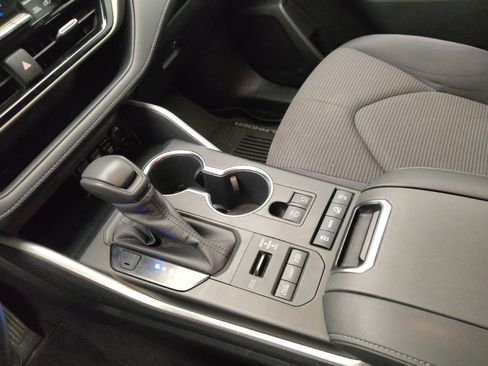 Used 2020 Toyota Highlander L image 26