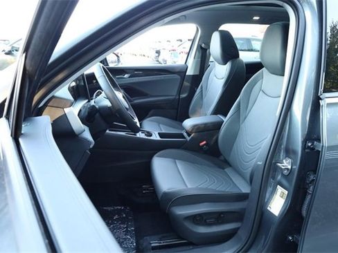 New 2025 Volkswagen Tiguan SE image 8