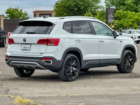Used 2024 Volkswagen Taos SE AWD/4WD image 3