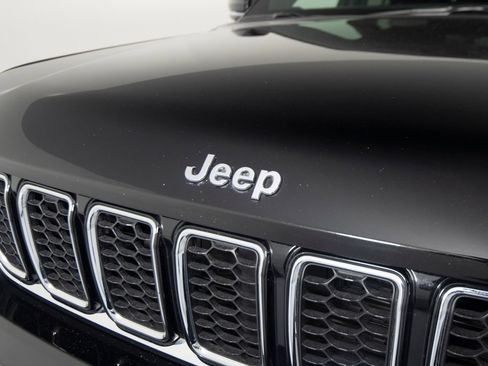 Used 2022 Jeep Grand Cherokee L Overland w/ Luxury Tech Group IV AWD/4WD image 39