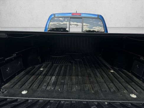 Used 2017 Toyota Tacoma SR5 AWD/4WD image 5