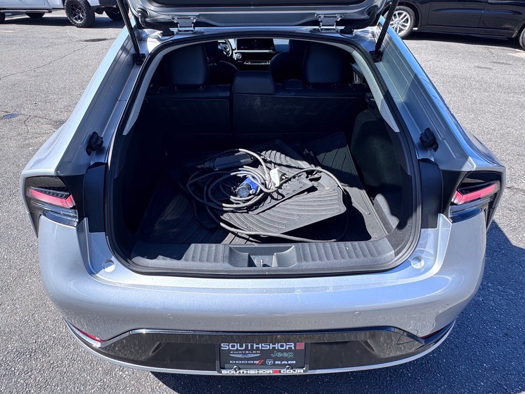 Used 2025 Toyota Prius Plug-In Hybrid FWD image 7