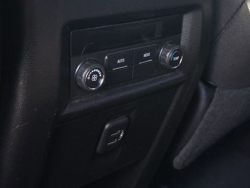 Used 2023 Chevrolet Traverse LT image 31