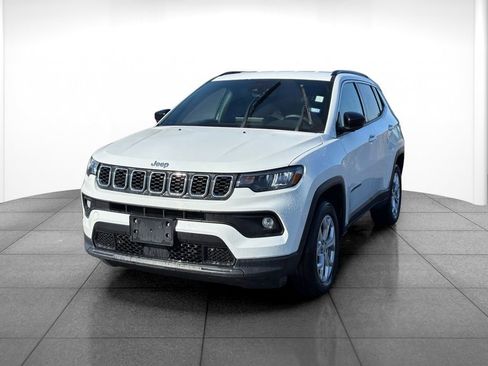 Used 2024 Jeep Compass Latitude AWD/4WD image 3