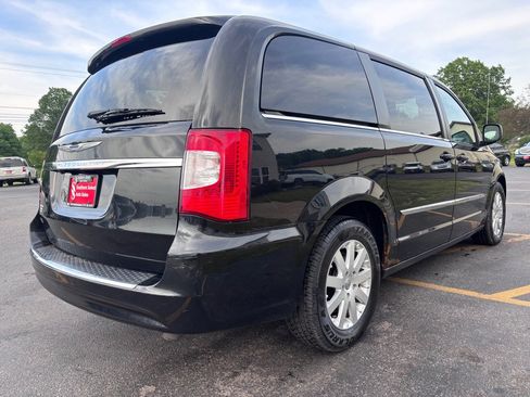 Used 2014 Chrysler Town & Country Touring FWD image 6