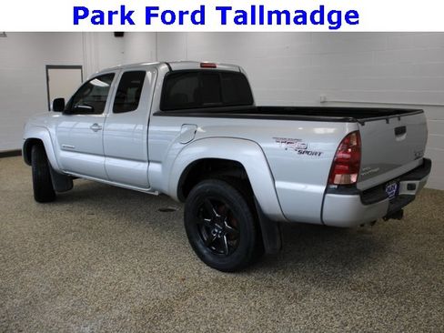 Used 2005 Toyota Tacoma PreRunner image 2