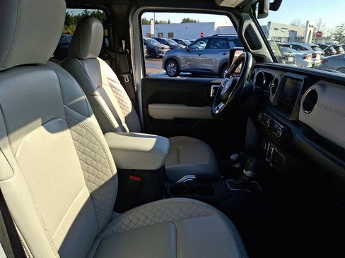 Used 2022 Jeep Wrangler Unlimited Sahara image 12