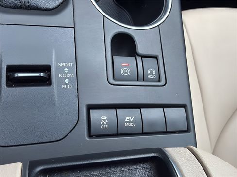 Used 2020 Toyota Highlander XLE image 38