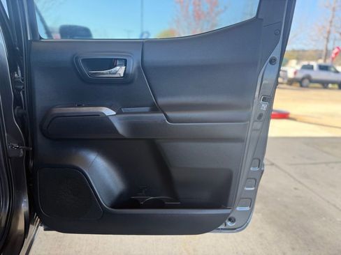 Used 2016 Toyota Tacoma TRD Sport w/ Towing Package image 19