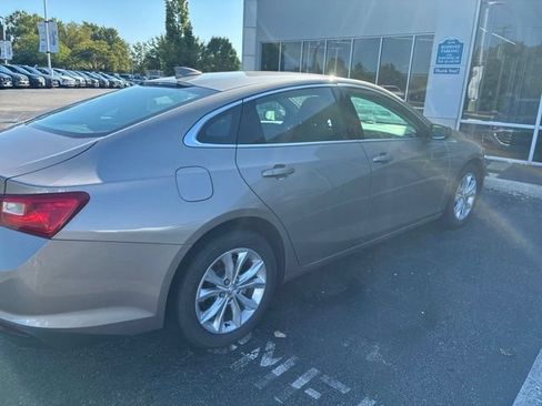 Used 2025 Chevrolet Malibu LT FWD image 3