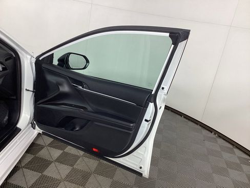 Used 2021 Toyota Camry SE w/ Cold Weather Package image 8