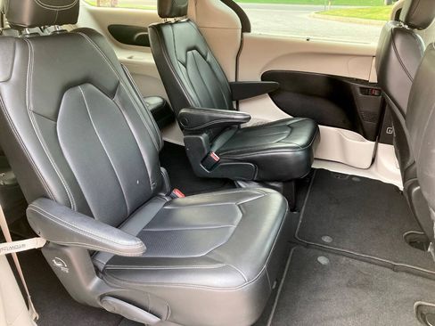 Used 2023 Chrysler Pacifica Touring-L FWD image 11