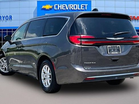 Used 2023 Chrysler Pacifica Touring-L FWD image 4