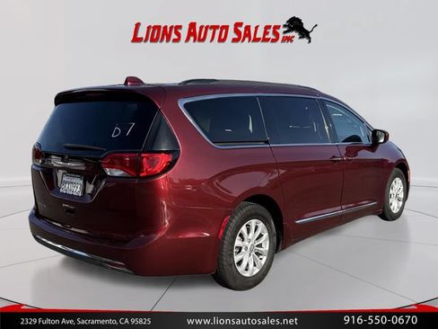 Used 2017 Chrysler Pacifica Touring-L FWD image 5