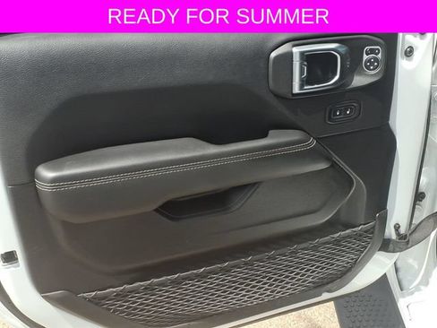 Used 2022 Jeep Wrangler Unlimited Sahara AWD/4WD image 9