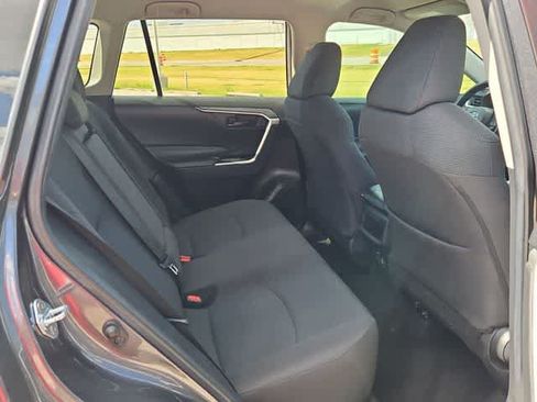 Used 2021 Toyota RAV4 LE FWD image 17