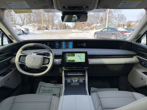 Used 2025 Lincoln Nautilus Reserve image 12