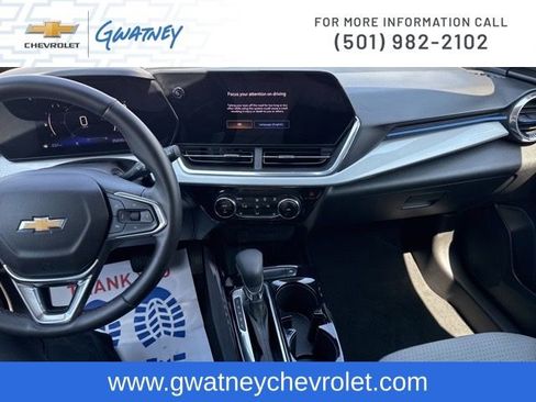 Used 2025 Chevrolet Trax LT w/ LT Convenience Package image 22