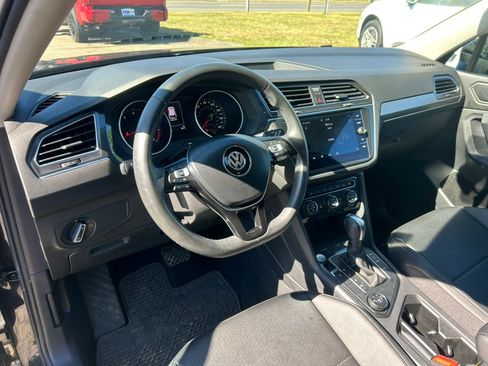 Used 2020 Volkswagen Tiguan SE w/ Panoramic Sunroof Package image 15