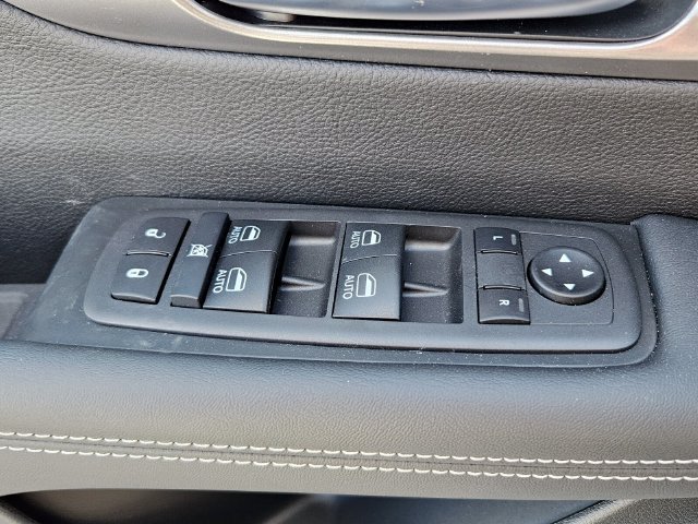 New 2025 Chrysler Pacifica Select FWD image 18