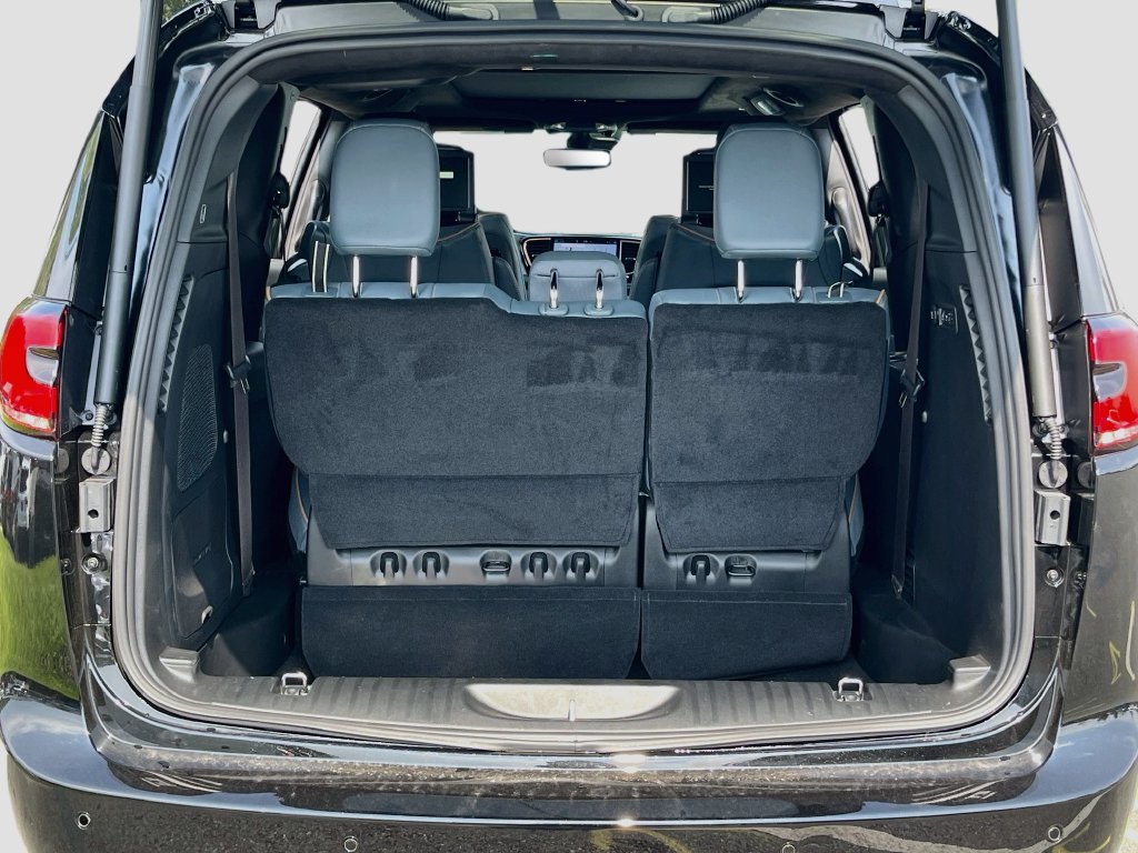 New 2027 Chrysler Pacifica Pinnacle w/ Theater Group FWD image 29