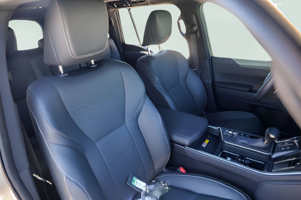 Used 2025 Lexus GX 550 w/ Accessory Package (2T) AWD/4WD image 32