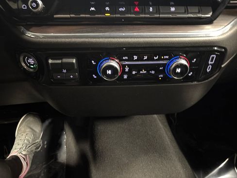 Used 2025 GMC Sierra 1500 SLT image 24