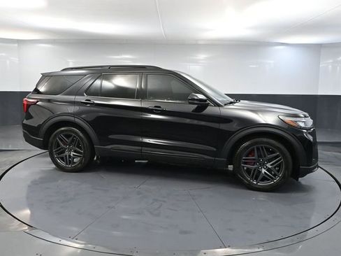 Used 2025 Ford Explorer ST image 4