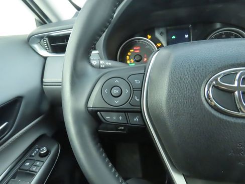 Used 2021 Toyota Venza LE image 11