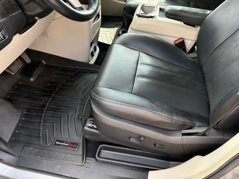 Used 2015 Chrysler Town & Country Touring-L w/ Driver Convenience Group FWD image 16