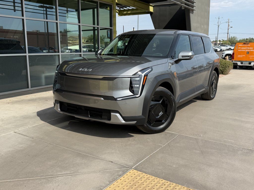 Used 2024 Kia EV9 Light RWD image 2