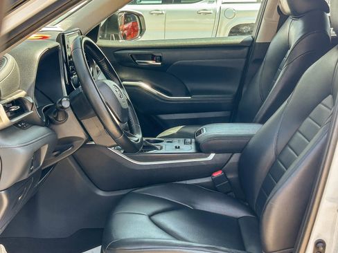 Used 2022 Toyota Highlander XLE FWD image 17