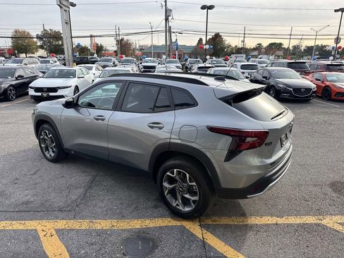 Used 2025 Chevrolet Trax LT w/ LT Convenience Package image 6