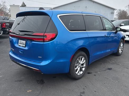 New 2026 Chrysler Pacifica Select image 4