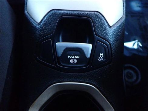 Used 2017 Jeep Renegade Limited image 23