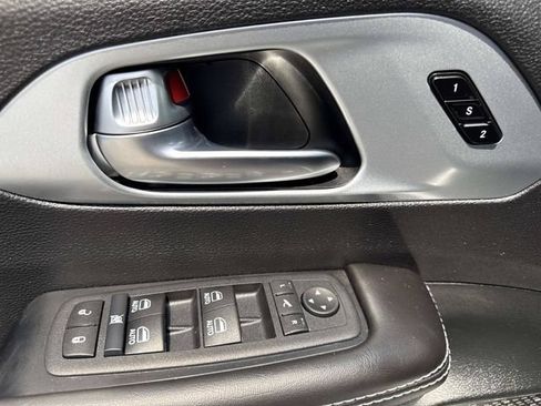 Used 2026 Chrysler Pacifica Limited FWD image 24