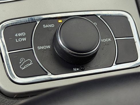 Used 2018 Jeep Grand Cherokee Limited image 29