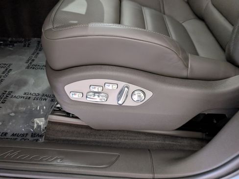 Used 2025 Porsche Macan image 28