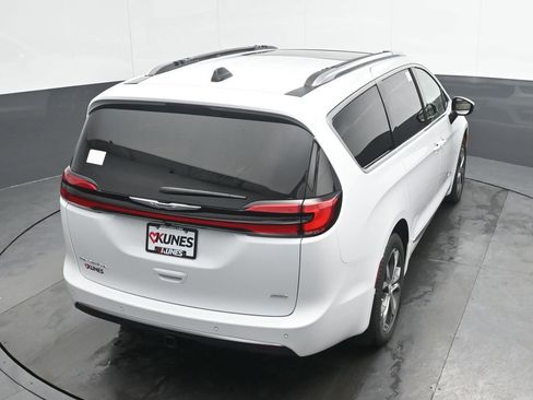 New 2026 Chrysler Pacifica Pinnacle w/ Trailer Tow Group AWD/4WD image 32
