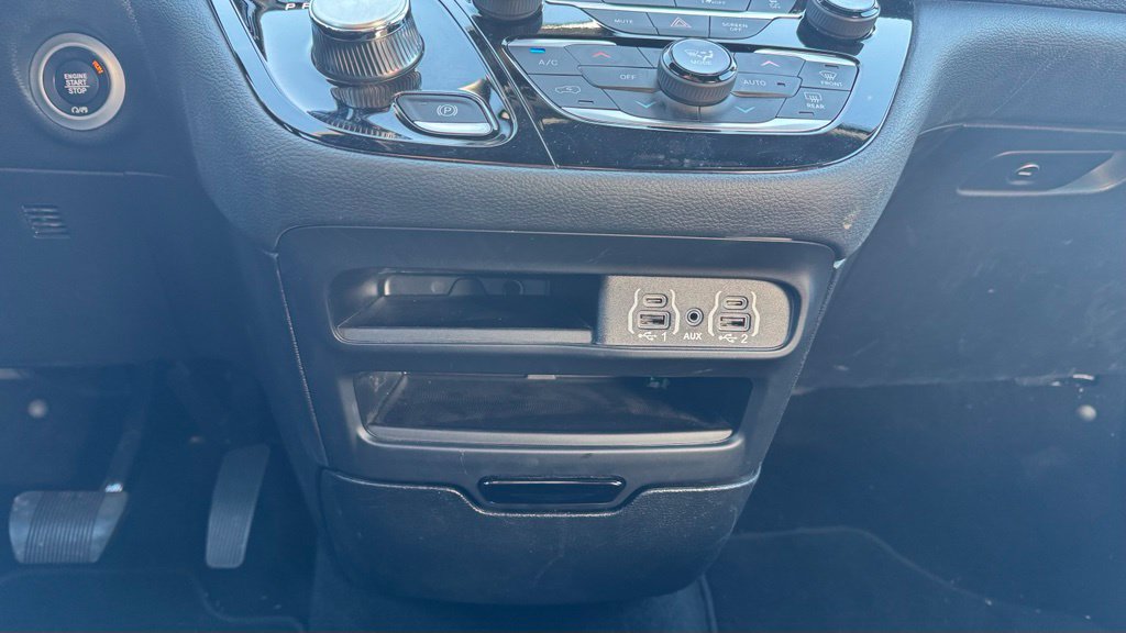 Used 2024 Chrysler Pacifica Touring-L w/ S Appearance Package FWD image 18