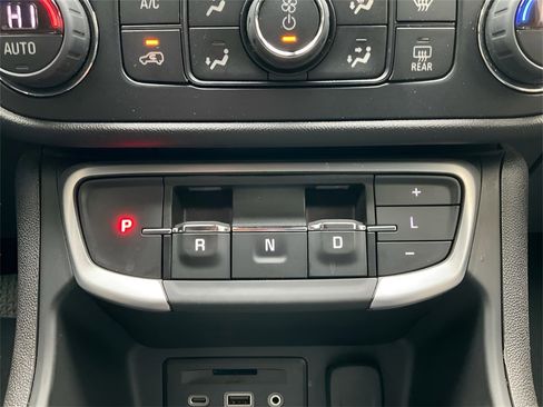 Used 2024 GMC Terrain SLT image 23