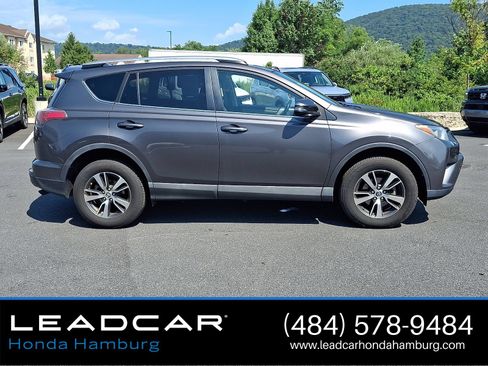 Used 2017 Toyota RAV4 XLE AWD/4WD image 8