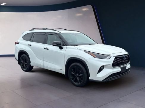 Used 2024 Toyota Highlander XLE AWD/4WD image 7