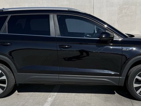 Certified 2024 Volkswagen Taos SE w/ MDO Package image 3