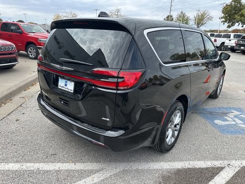 New 2026 Chrysler Pacifica Select image 29