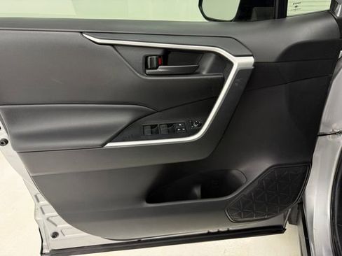 Used 2020 Toyota RAV4 LE FWD image 29