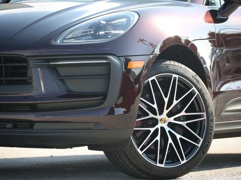 Certified 2026 Porsche Macan AWD/4WD image 8