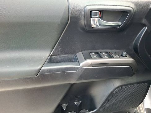Certified 2020 Toyota Tacoma TRD Off-Road AWD/4WD image 12